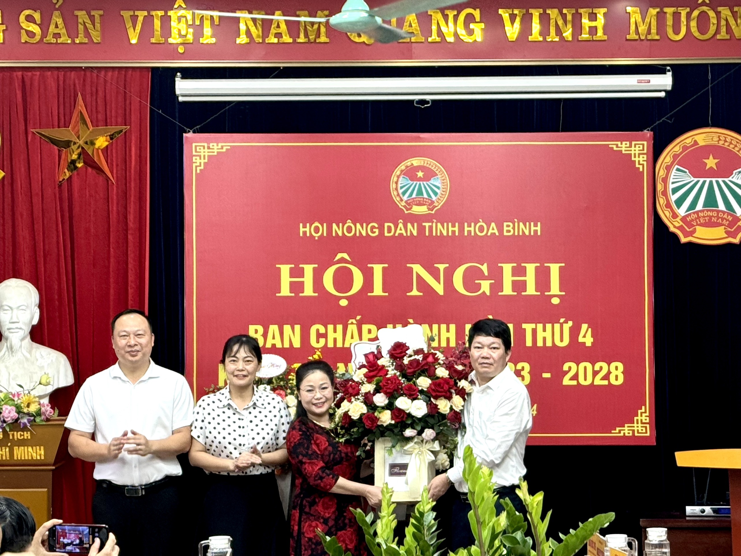 Nguyên Trưởng Ban Dân tộc tỉnh Hòa Bình được bầu giữ chức Chủ tịch Hội Nông dân tỉnh- Ảnh 3.