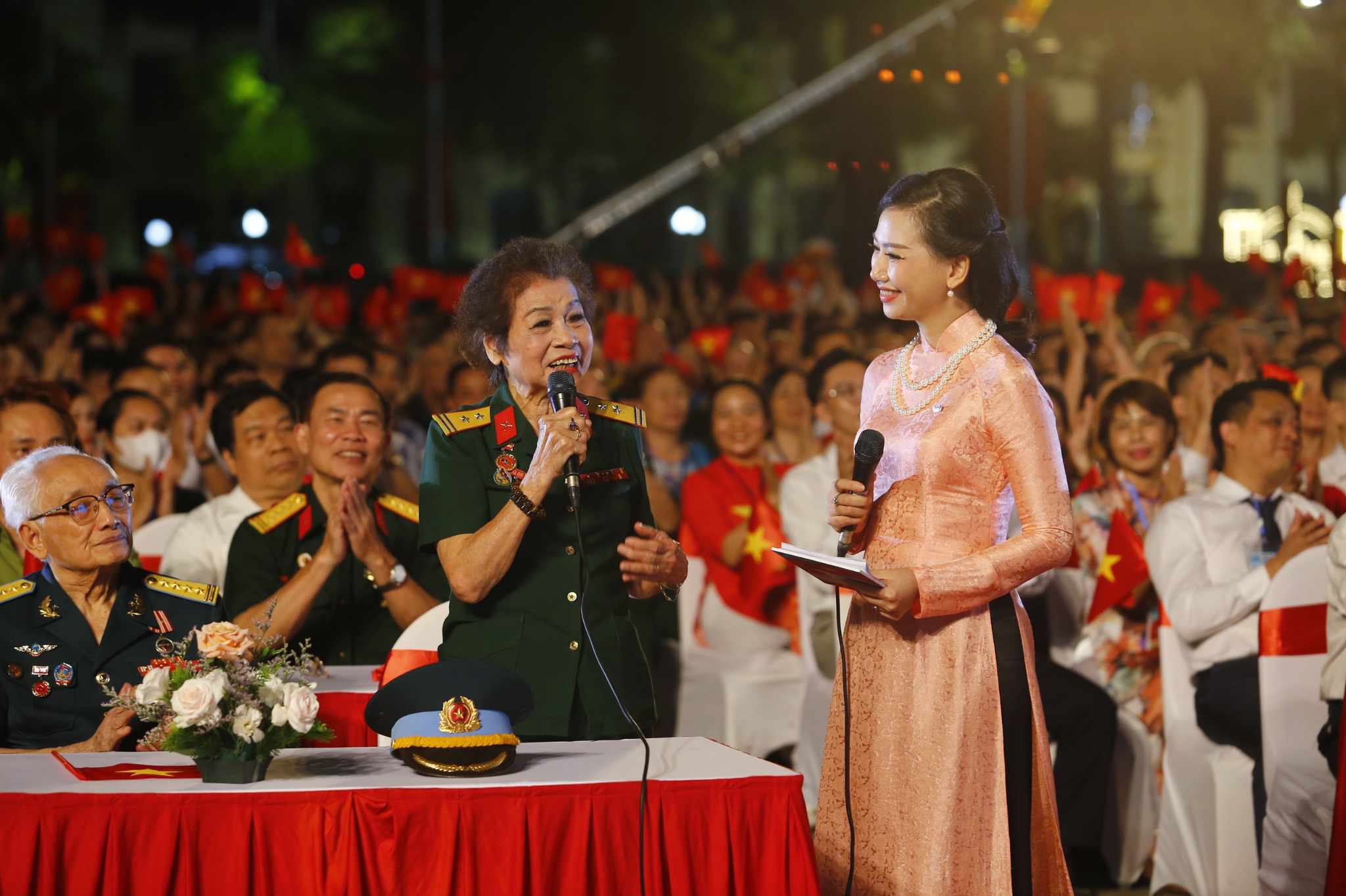 Cầu truyền hình "Dưới lá cờ quyết thắng": Những cuộc hội ngộ xúc động trên đất Điện Biên Phủ- Ảnh 2.