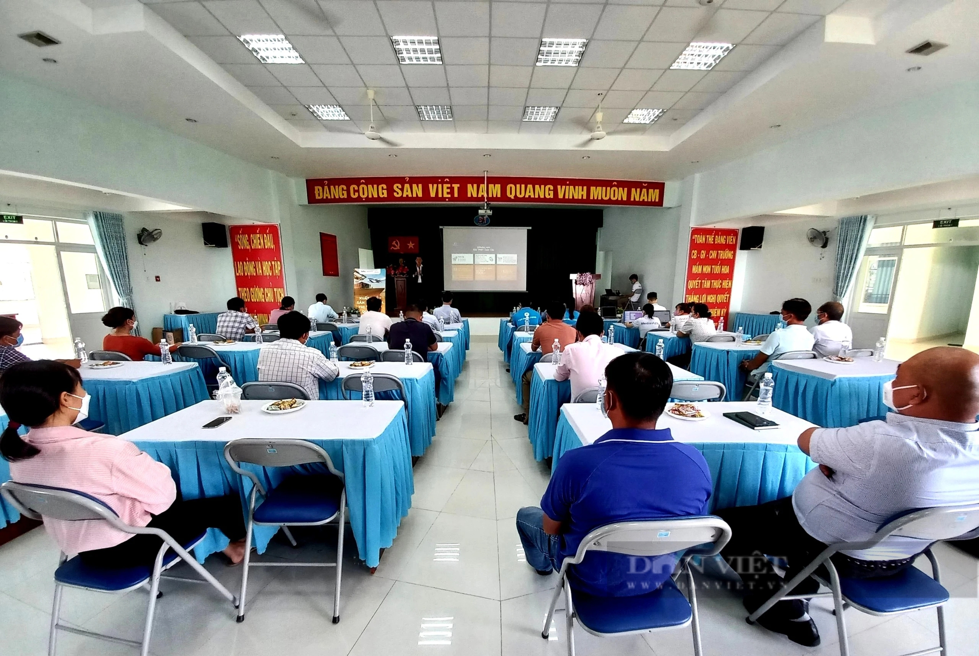 Mỗi hộ dân nông thôn TP.HCM dùng một điện thoại thông minh cùng "làm" nông thôn mới- Ảnh 3.
