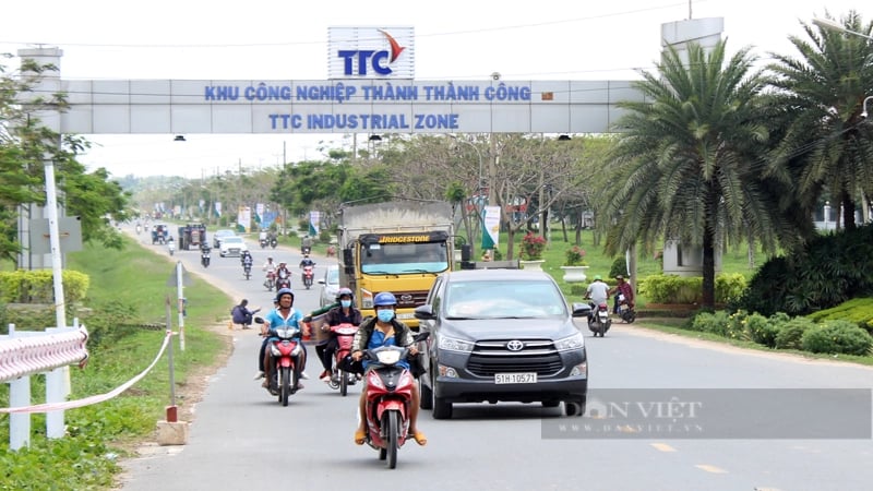 Tỉnh Tây Ninh lấy công nghiệp và dịch vụ du lịch làm động lực chủ yếu cho tăng trưởng, gắn với phát triển không gian mới. KCN Thành Thành Công ở Tây Ninh. Ảnh: Trần Khánh Tỉnh Tây Ninh lấy công nghiệp và dịch vụ du lịch làm động lực chủ yếu cho tăng trưởng, gắn với phát triển không gian mới. KCN Thành Thành Công ở Tây Ninh. Ảnh: Trần Khánh