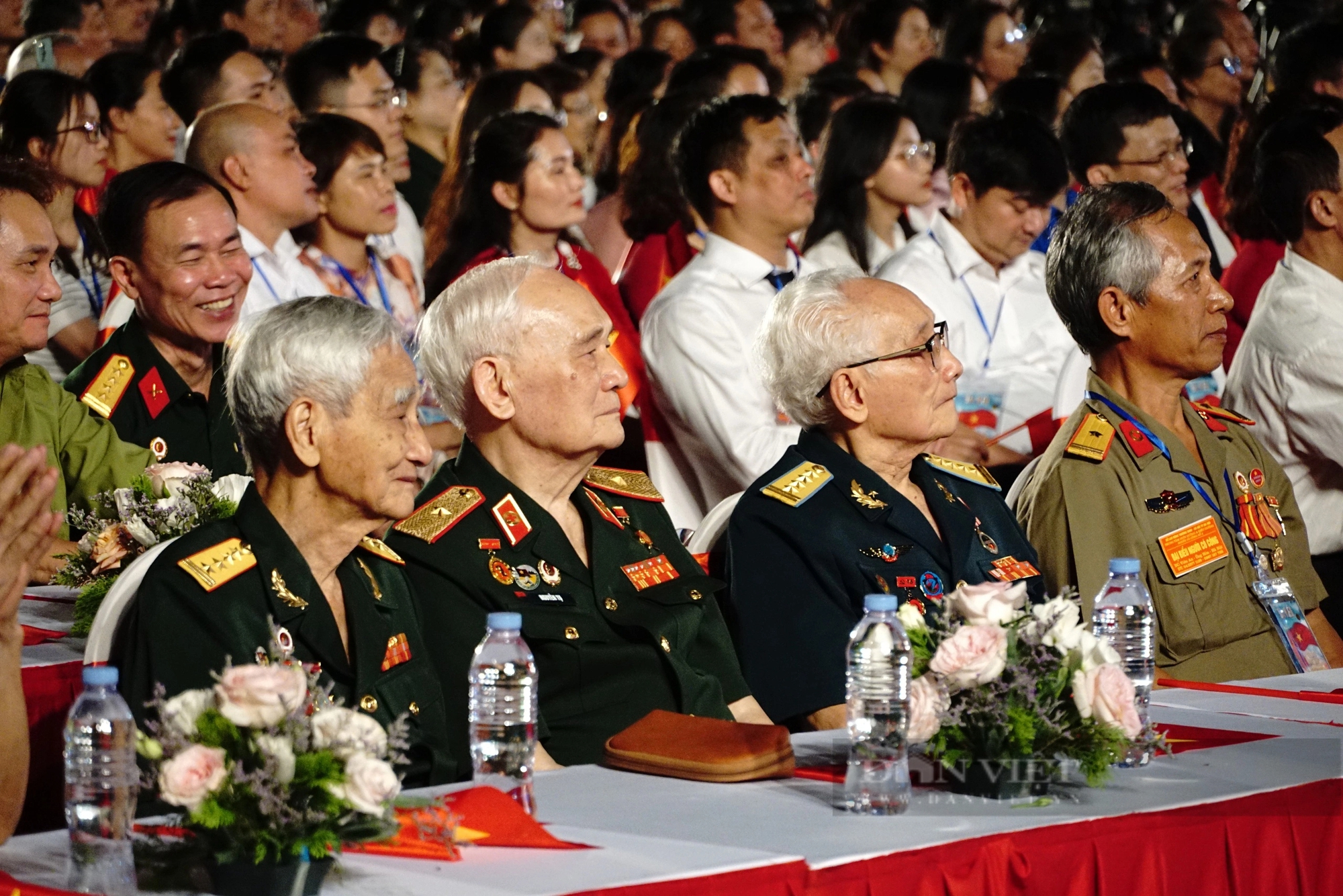 Cầu truyền hình "Dưới lá cờ quyết thắng": Những cuộc hội ngộ xúc động trên đất Điện Biên Phủ- Ảnh 3.