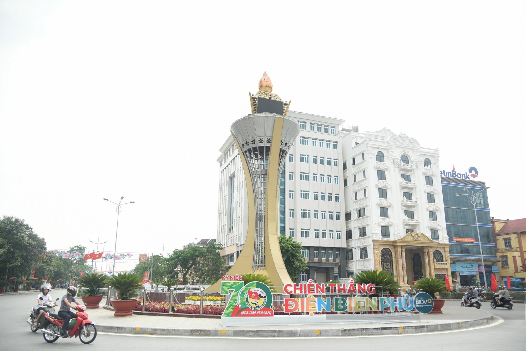 Điện Biên "khoác áo mới", rộn ràng trước giờ chính thức diễn ra lễ diễu binh diễu hành- Ảnh 2.