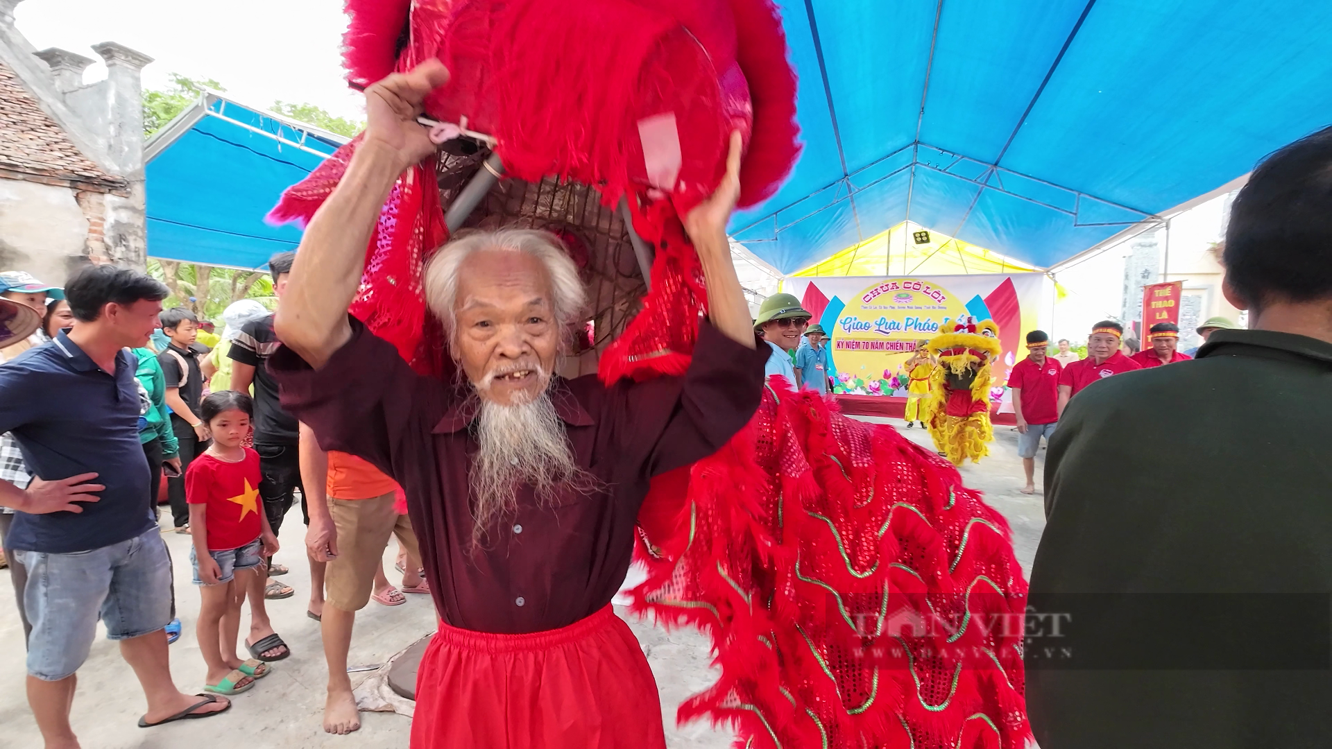 Nông dân một làng ở Hải Dương chơi "pháo nổ, pháo nang" mừng 70 năm chiến thắng Điện Biên Phủ - Ảnh 1.
