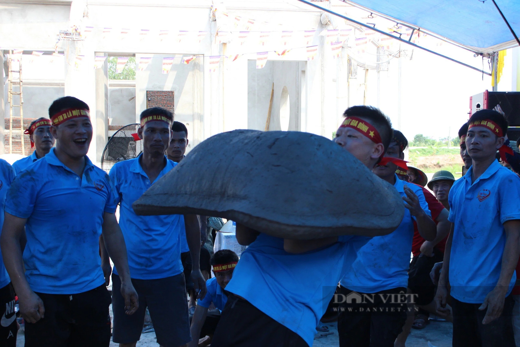 Nông dân một làng ở Hải Dương chơi "pháo nổ, pháo nang" mừng 70 năm chiến thắng Điện Biên Phủ - Ảnh 7.