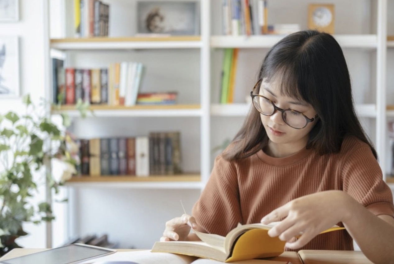 Người Việt ngày càng chăm đọc Facebook, lười đọc sách - Ảnh 1. Người Việt ngày càng chăm đọc Facebook, lười đọc sách - Ảnh 1.