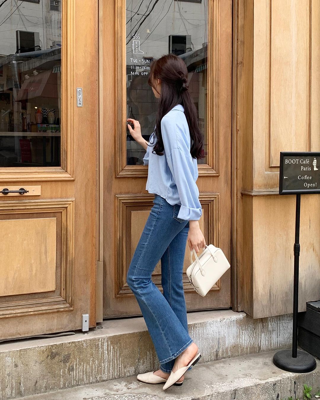 Diện áo blouse với 4 kiểu quần và chân váy này sẽ giúp bạn mặc đẹp suốt mùa hè- Ảnh 1.