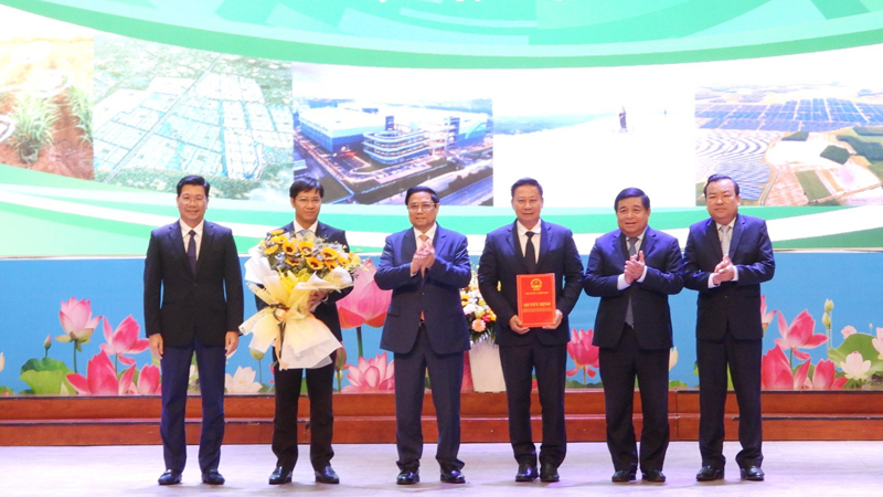 Thủ tướng Phạm Minh Chính trao quyết định Quy hoạch tỉnh cho lãnh đạo tỉnh Tây Ninh. Ảnh: T.L Thủ tướng Phạm Minh Chính trao quyết định Quy hoạch tỉnh cho lãnh đạo tỉnh Tây Ninh. Ảnh: T.L