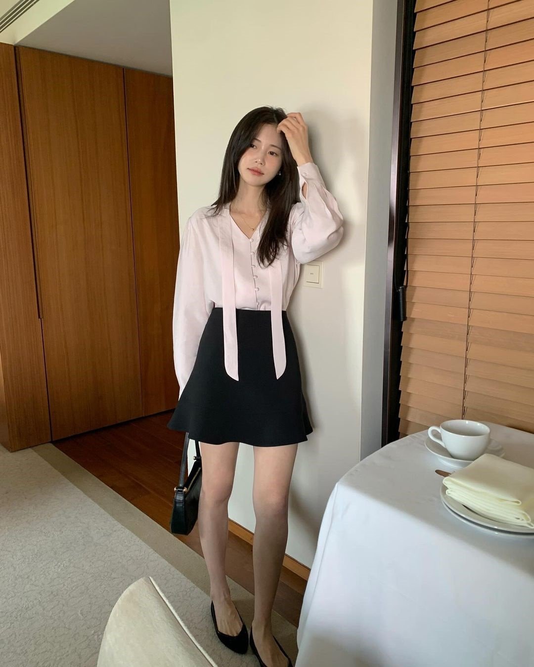 Diện áo blouse với 4 kiểu quần và chân váy này sẽ giúp bạn mặc đẹp suốt mùa hè- Ảnh 6.
