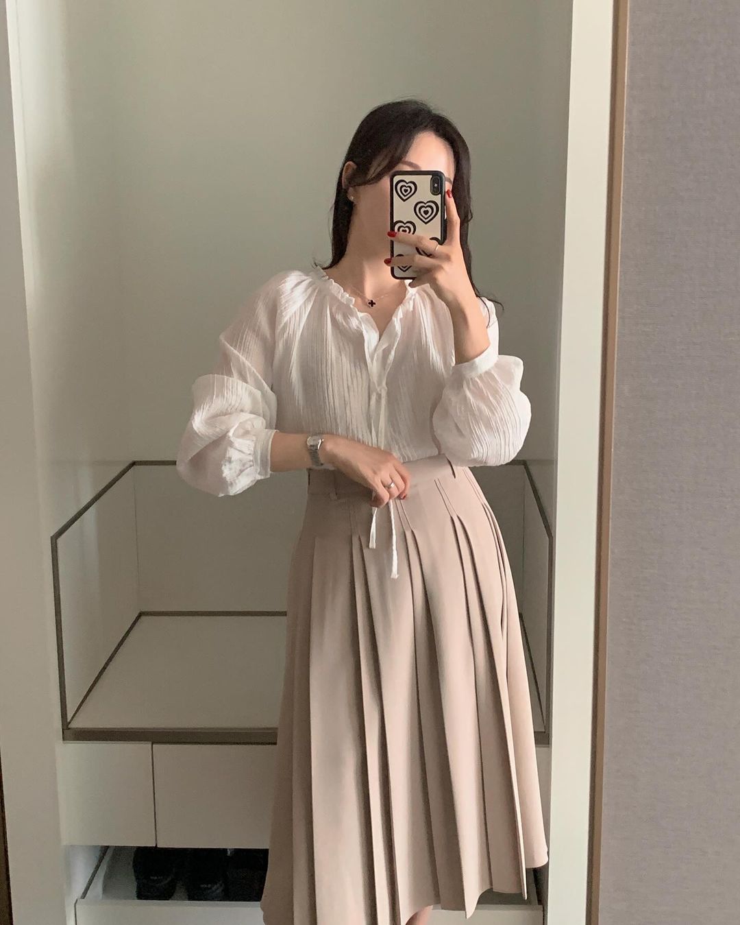 Diện áo blouse với 4 kiểu quần và chân váy này sẽ giúp bạn mặc đẹp suốt mùa hè- Ảnh 7.