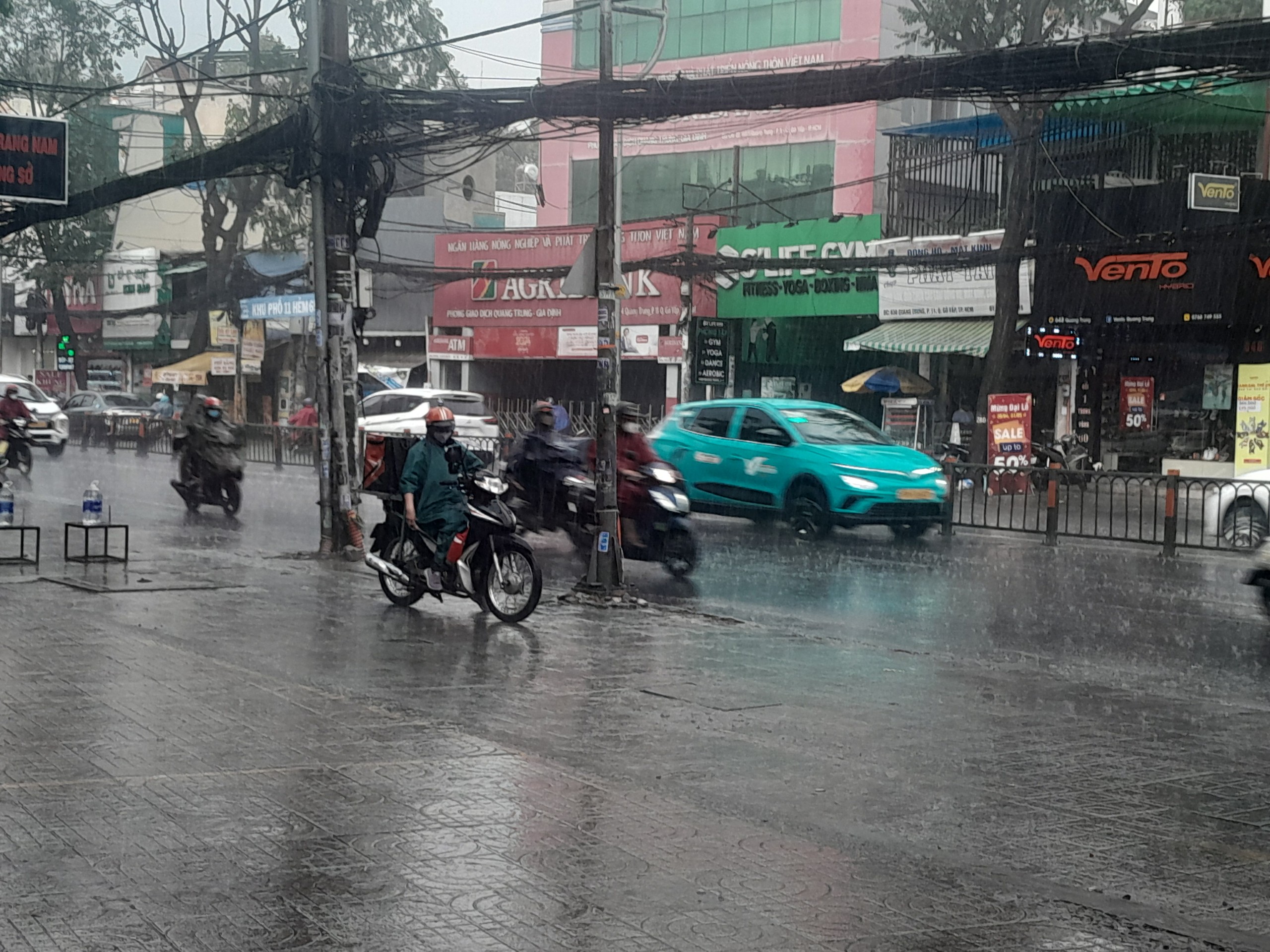 TP.HCM bất ngờ có mưa lớn giữa trưa- Ảnh 1.