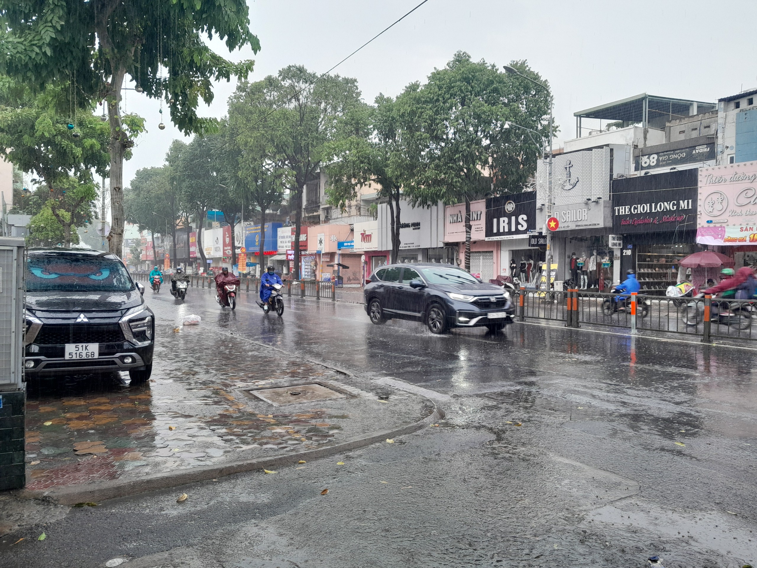 TP.HCM bất ngờ có mưa lớn giữa trưa- Ảnh 3.