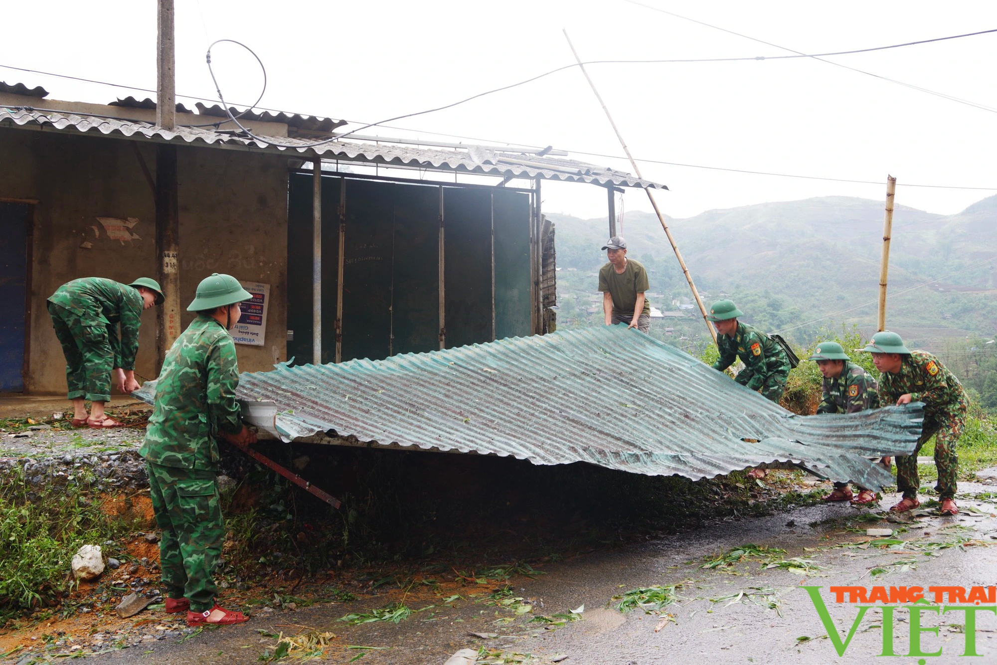 Lai Châu: Hơn 30 cán bộ chiến sĩ biên phòng giúp dân khắc phục hậu quả thiên tai- Ảnh 1. Lai Châu: Hơn 30 cán bộ chiến sĩ biên phòng giúp dân khắc phục hậu quả thiên tai- Ảnh 1.