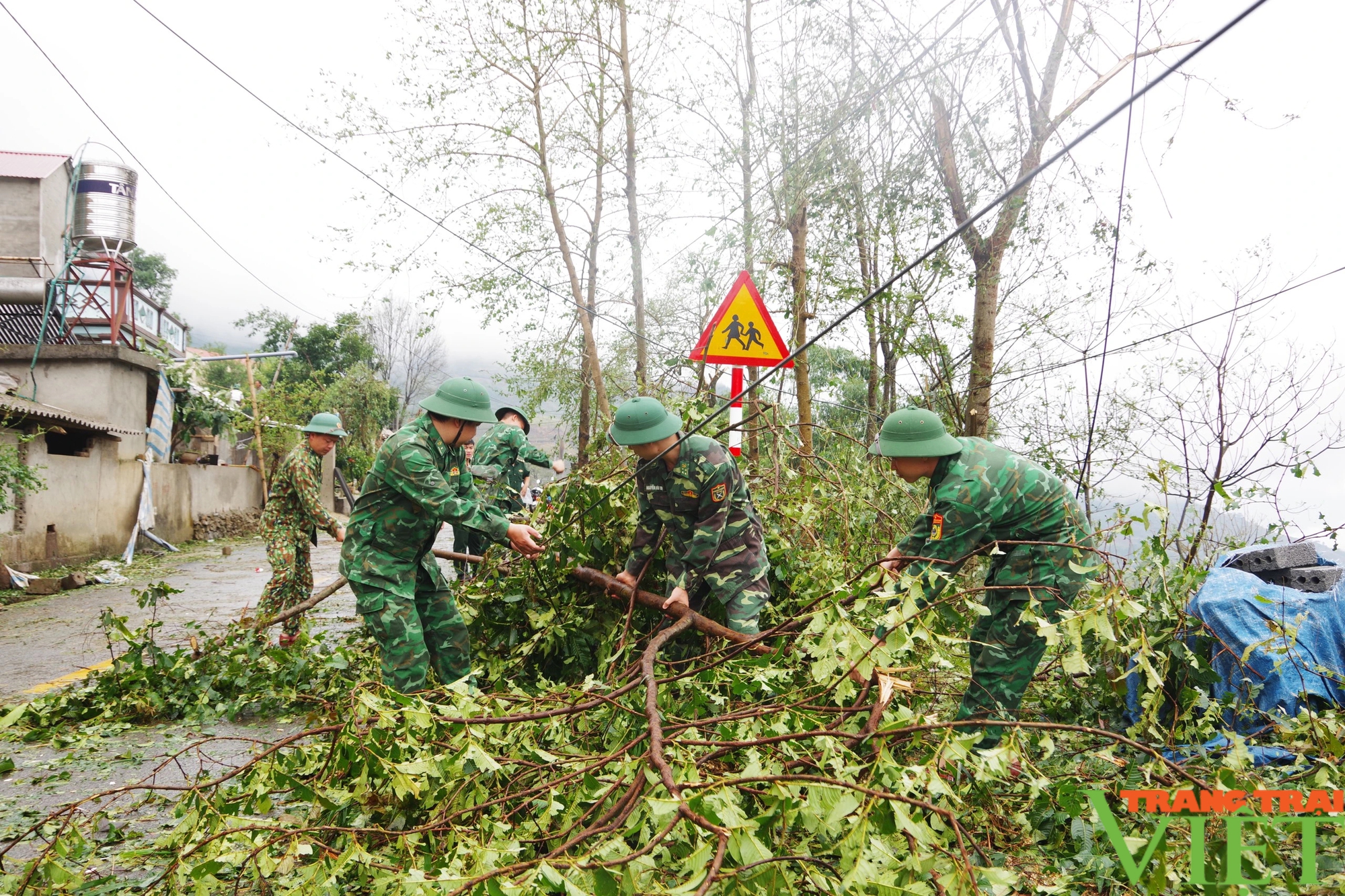 Lai Châu: Hơn 30 cán bộ chiến sĩ biên phòng giúp dân khắc phục hậu quả thiên tai- Ảnh 5. Lai Châu: Hơn 30 cán bộ chiến sĩ biên phòng giúp dân khắc phục hậu quả thiên tai- Ảnh 5.