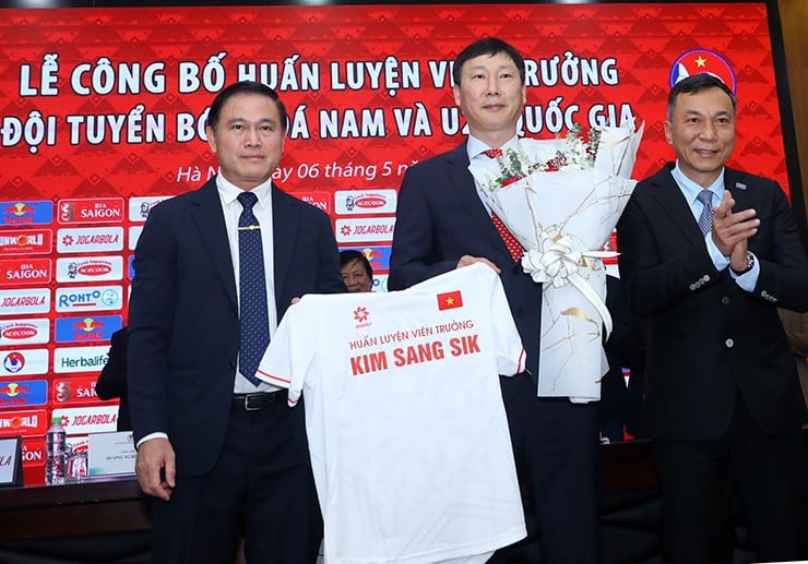 HLV Kim Sang-sik tiết lộ triết lý cầm quân ĐT Việt Nam, thầy Park chia sẻ điều gì?- Ảnh 1.