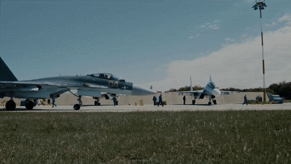 Chiến đấu cơ Su-30SM Nga khiến tiêm kích Ukraine không thể cất cánh?- Ảnh 22.