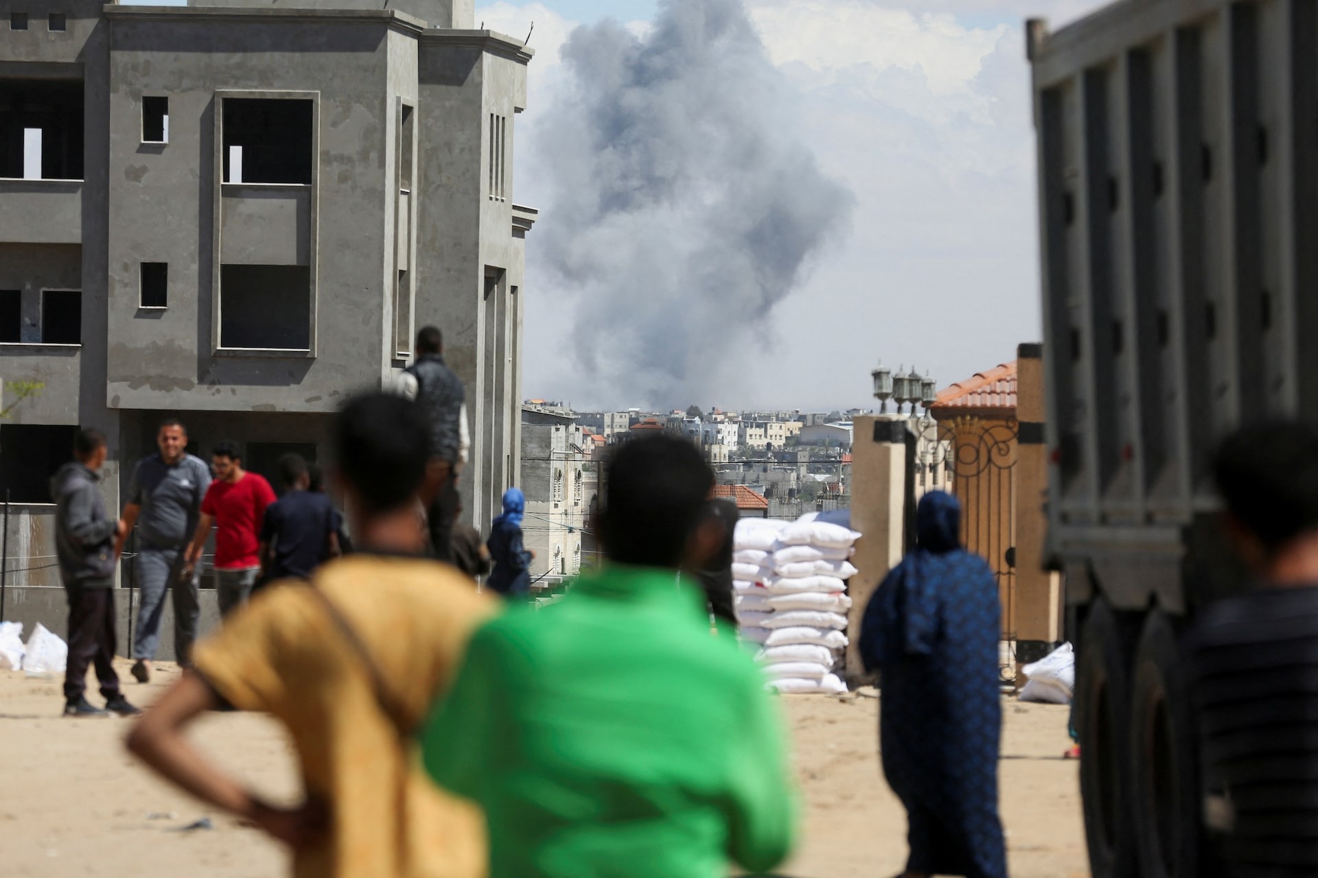 Người Palestine chán nản, hoảng loạn sơ tán khỏi "nơi trú ẩn cuối cùng" trên Dải Gaza- Ảnh 6.