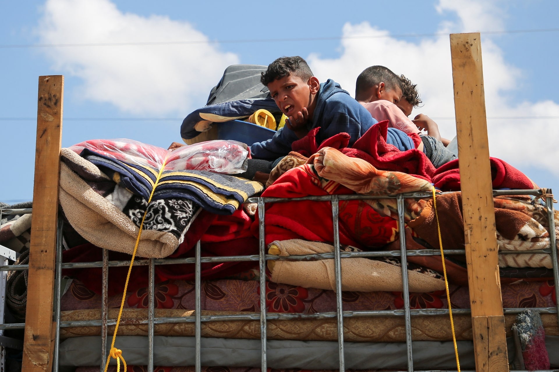 Người Palestine chán nản, hoảng loạn sơ tán khỏi "nơi trú ẩn cuối cùng" trên Dải Gaza- Ảnh 8.