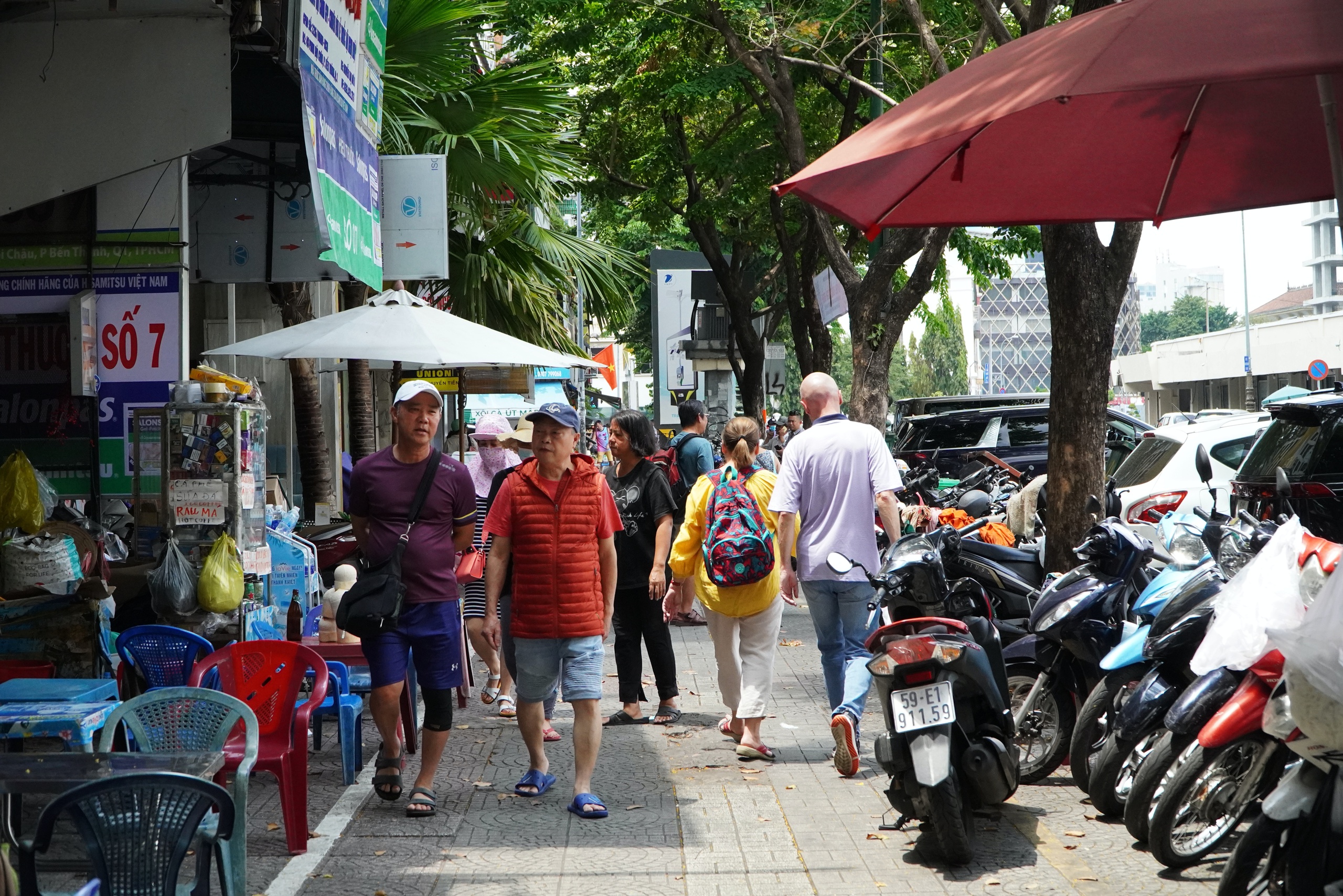 Hiện trạng những vỉa hè đang cho thuê ở trung tâm TP.HCM            - Ảnh 1.