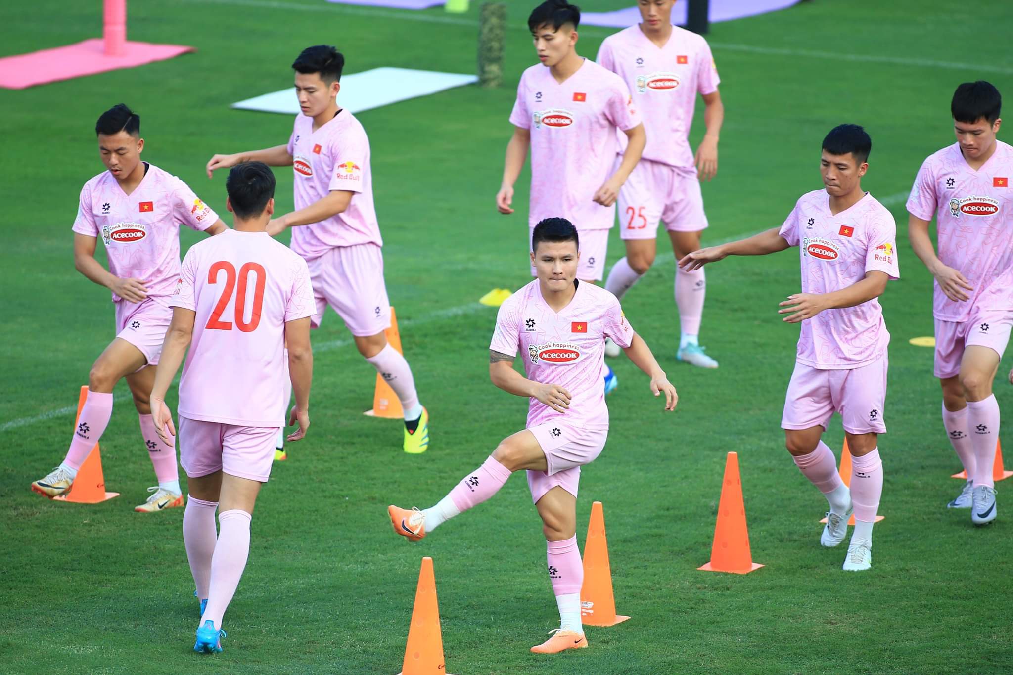 Hoàng Đức trêu đùa Bùi Tiến Dũng trong ngày đầu hội quân- Ảnh 7.
