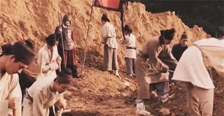 Thợ xây lăng mộ hoàng đế làm thế nào để thoát chết?- Ảnh 2.