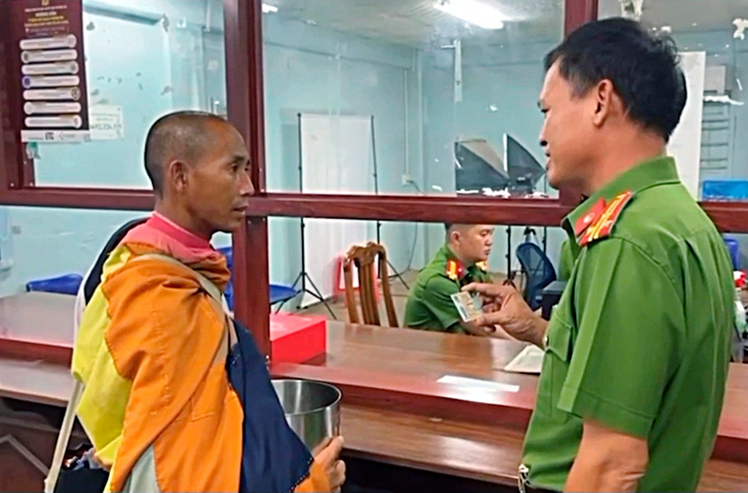 Ông Lê Anh Tú (Thích Minh Tuệ) nhận căn cước công dân tại Gia Lai- Ảnh 1.