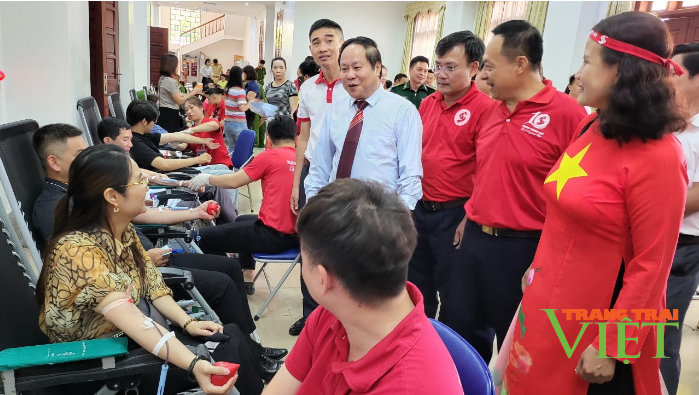 Sôi nổi phong trào hiến máu tình nguyện ở Lai Châu- Ảnh 2. Sôi nổi phong trào hiến máu tình nguyện ở Lai Châu- Ảnh 2.