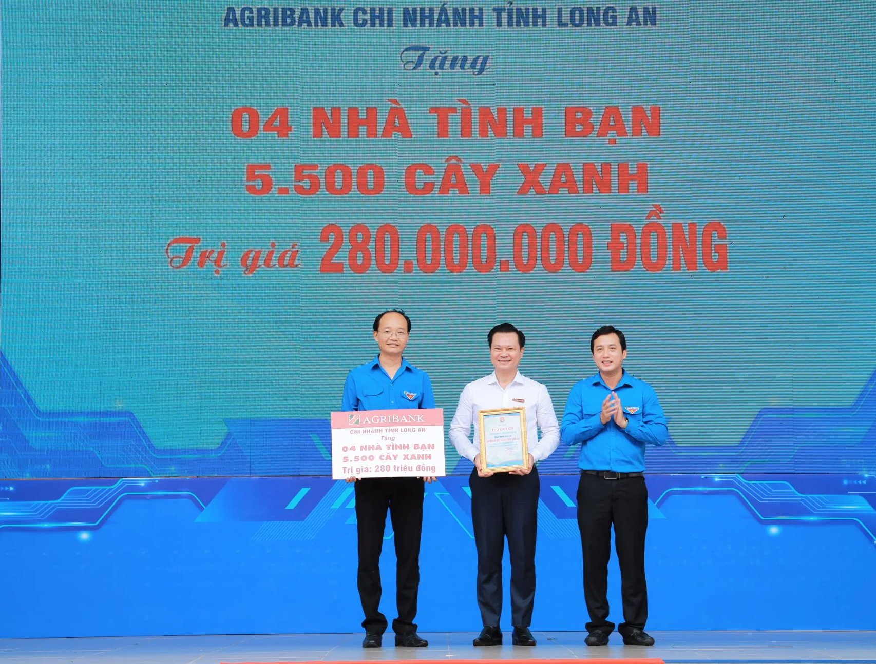 Agribank Chi nhánh tỉnh Long An đồng hành cùng Chiến dịch Thanh niên tình nguyện hè năm 2024- Ảnh 2.