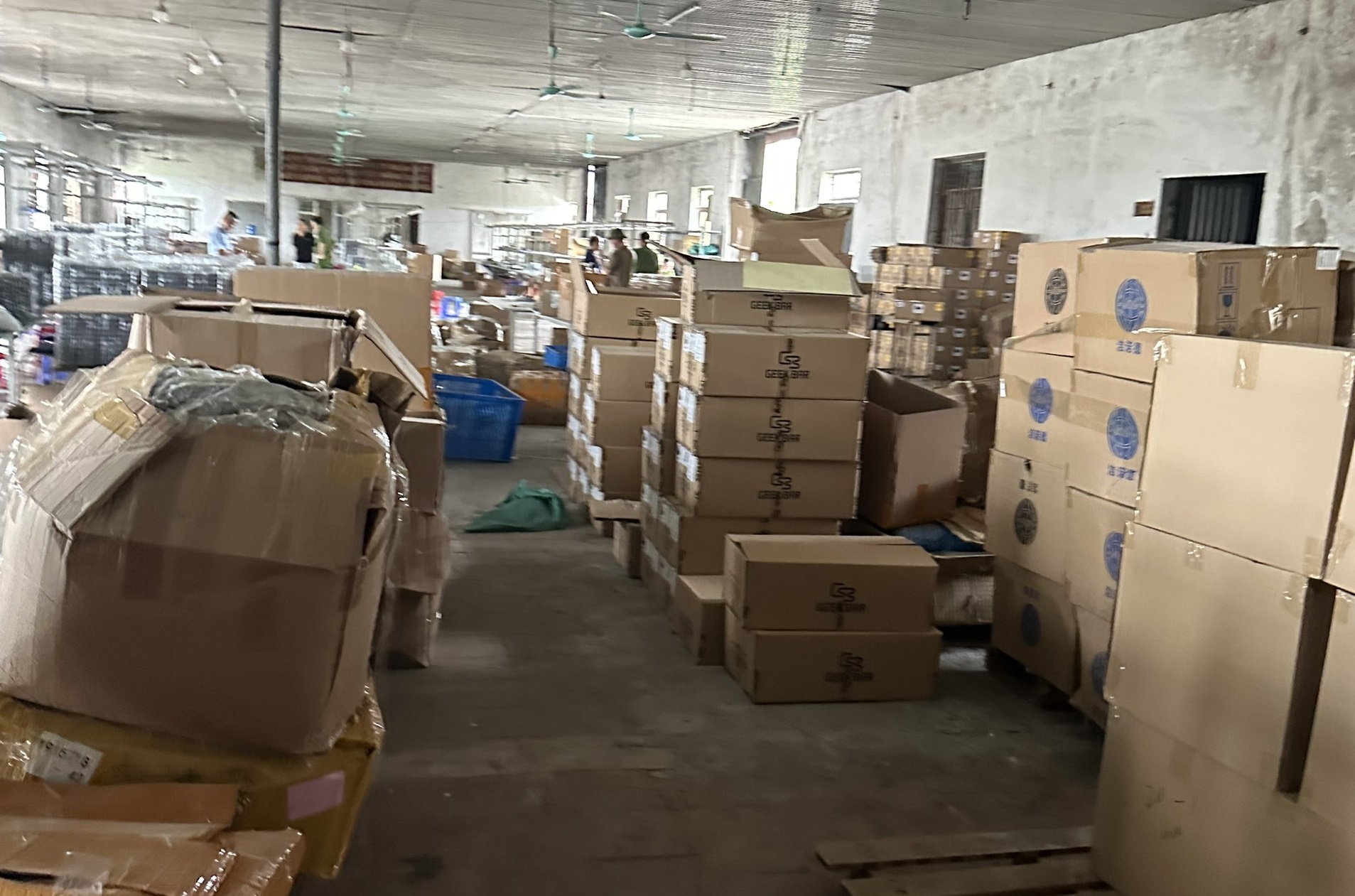 Phát hiện kho thuốc lá điện tử lớn nhất từ trước đến nay- Ảnh 1.