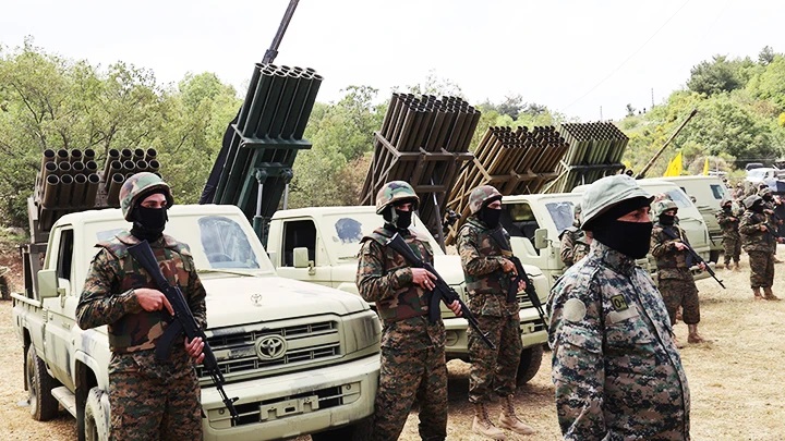 Thủ lĩnh cấp cao bị Israel hạ sát, Hezbollah dội 'mưa' tên lửa lớn chưa từng thấy để trả thù- Ảnh 1.
