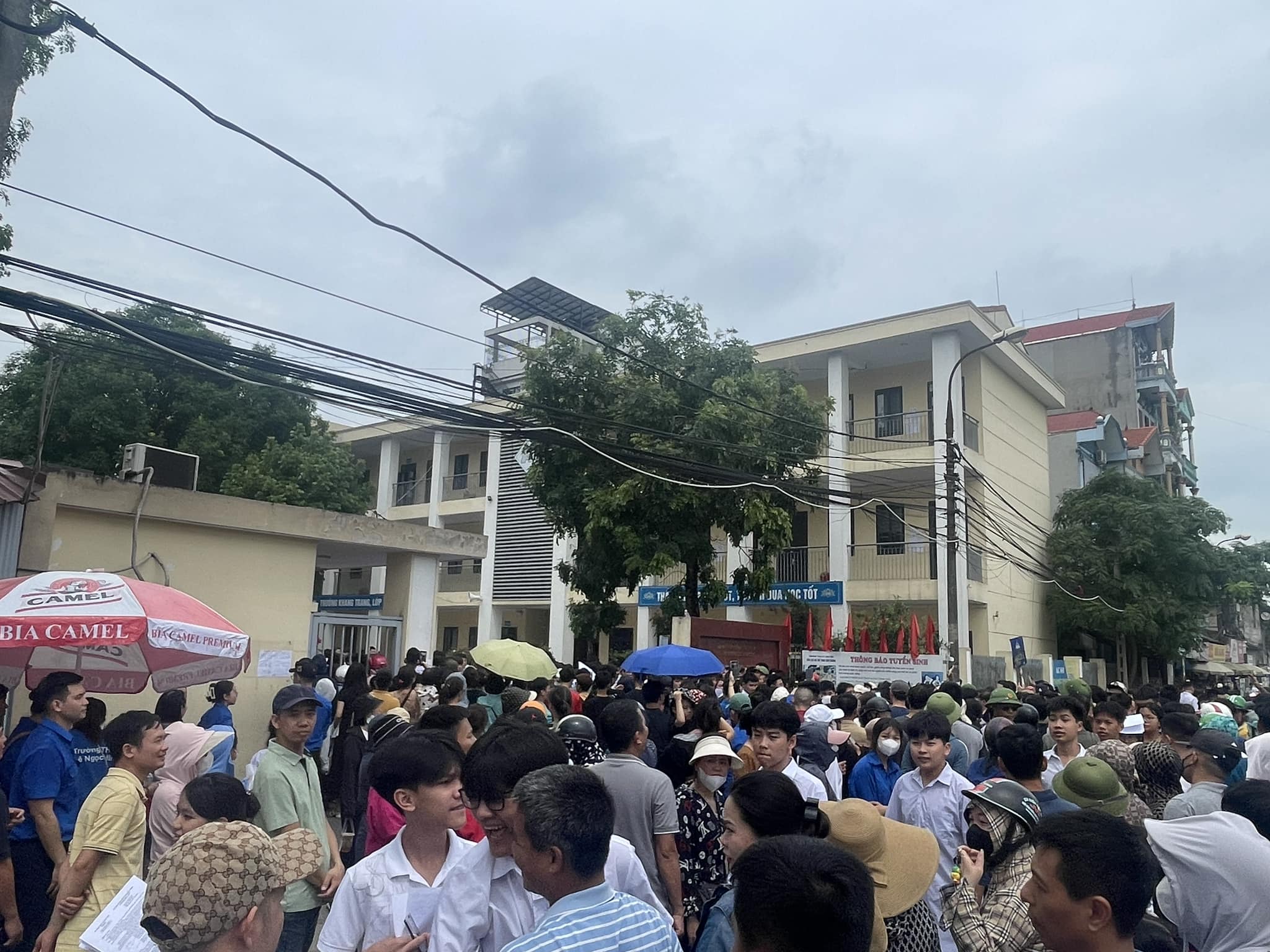 Chờ điểm thi vào lớp 10 Hà Nội, bố nói với con trai: "Là lớp trưởng, bố từng thi trượt nhiều lần"- Ảnh 1.