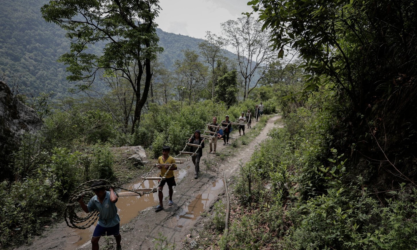 Cận cảnh nghề săn mật ong bên vách núi dựng đứng ở Nepal, có người bị ong đốt ngã gục- Ảnh 2.