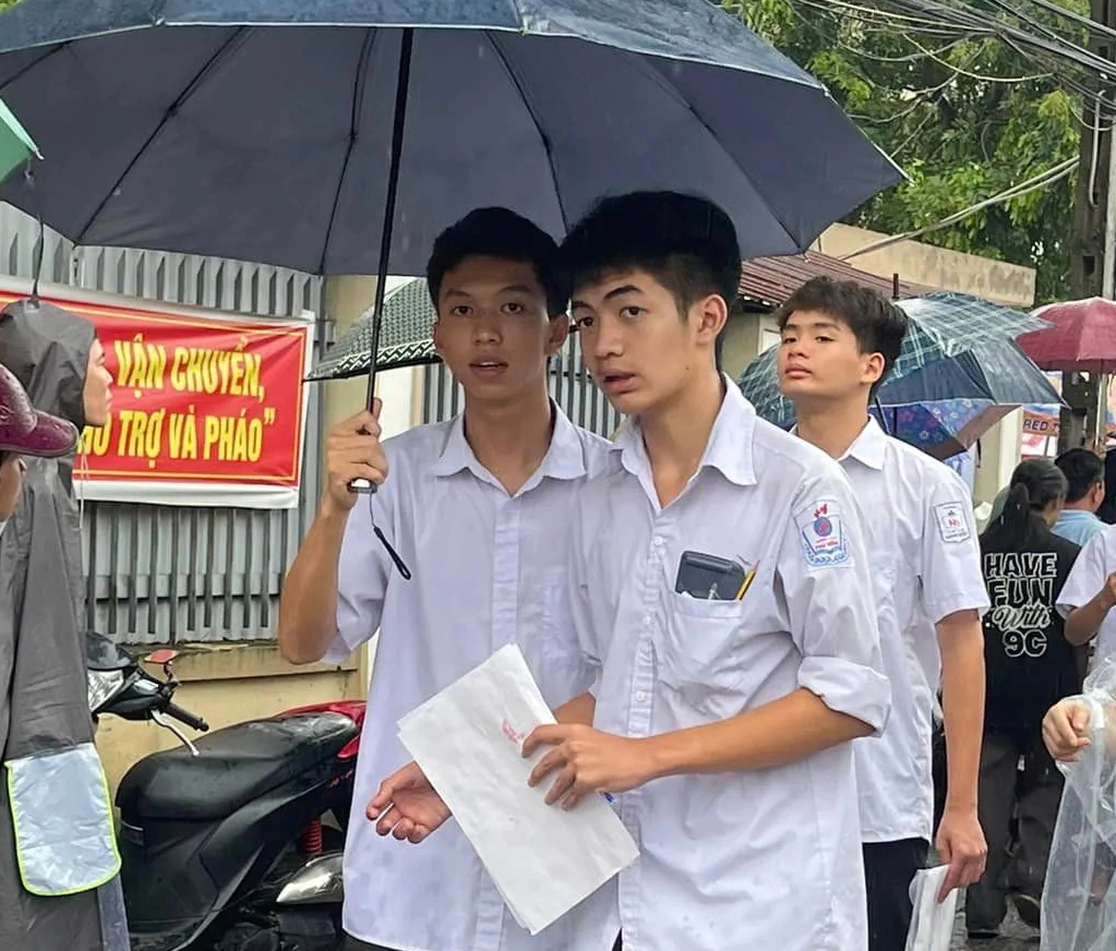 Chờ điểm thi vào lớp 10 Hà Nội, bố nói với con trai: "Là lớp trưởng, bố từng thi trượt nhiều lần"- Ảnh 2.