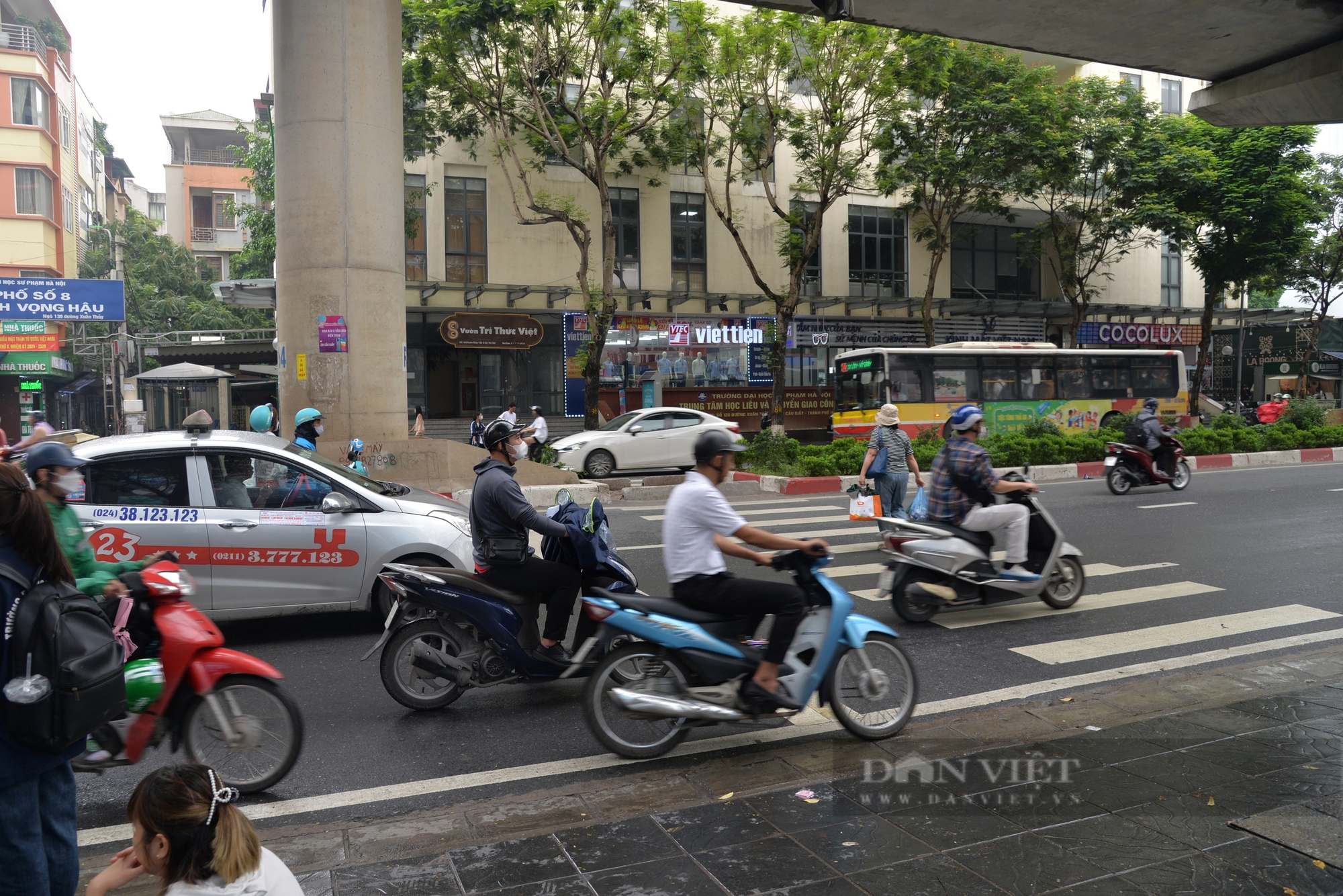 Người đi bộ “liều mình” sang đường dù có cụm đèn tín hiệu riêng- Ảnh 1.