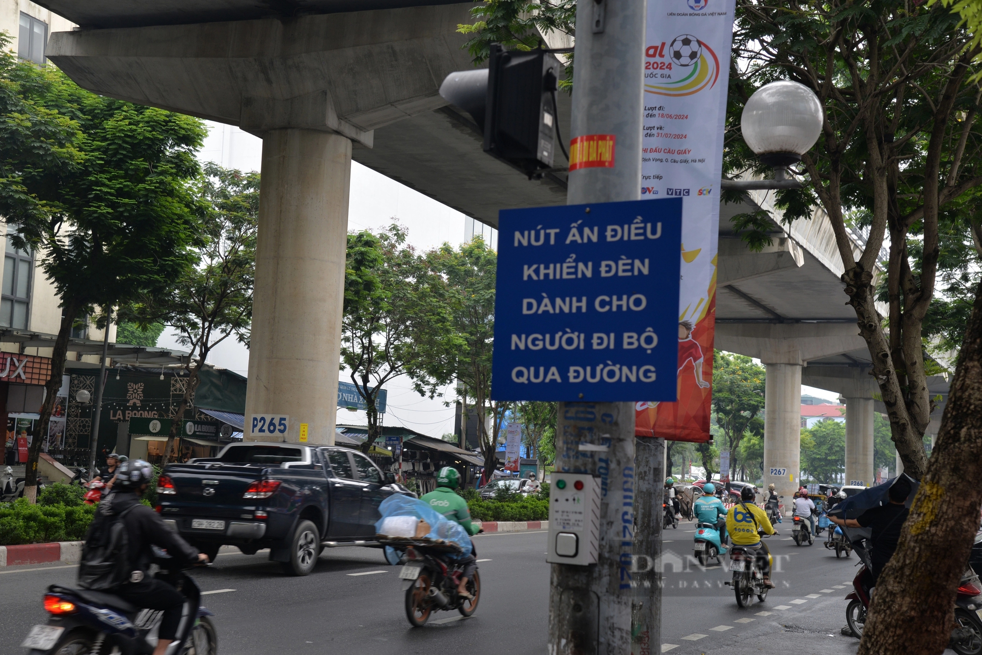 Người đi bộ “liều mình” sang đường dù có cụm đèn tín hiệu riêng- Ảnh 2.