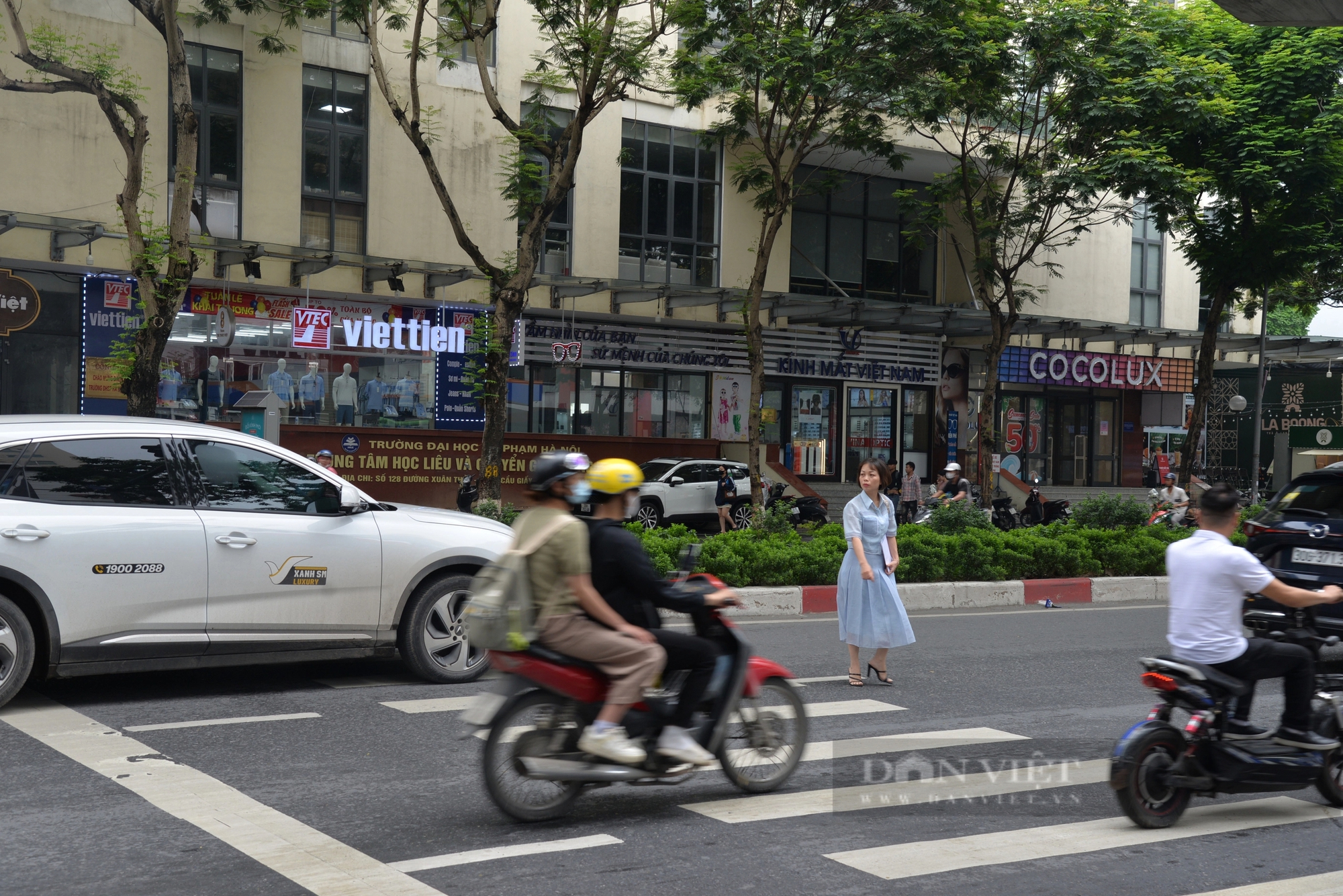 Người đi bộ “liều mình” sang đường dù có cụm đèn tín hiệu riêng- Ảnh 4.