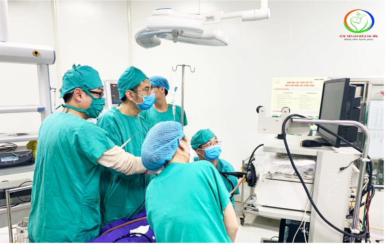 Trẻ sốt, ho 2 ngày mới đưa đi khám, phát hiện hóc dị vật là bóng đèn- Ảnh 1.