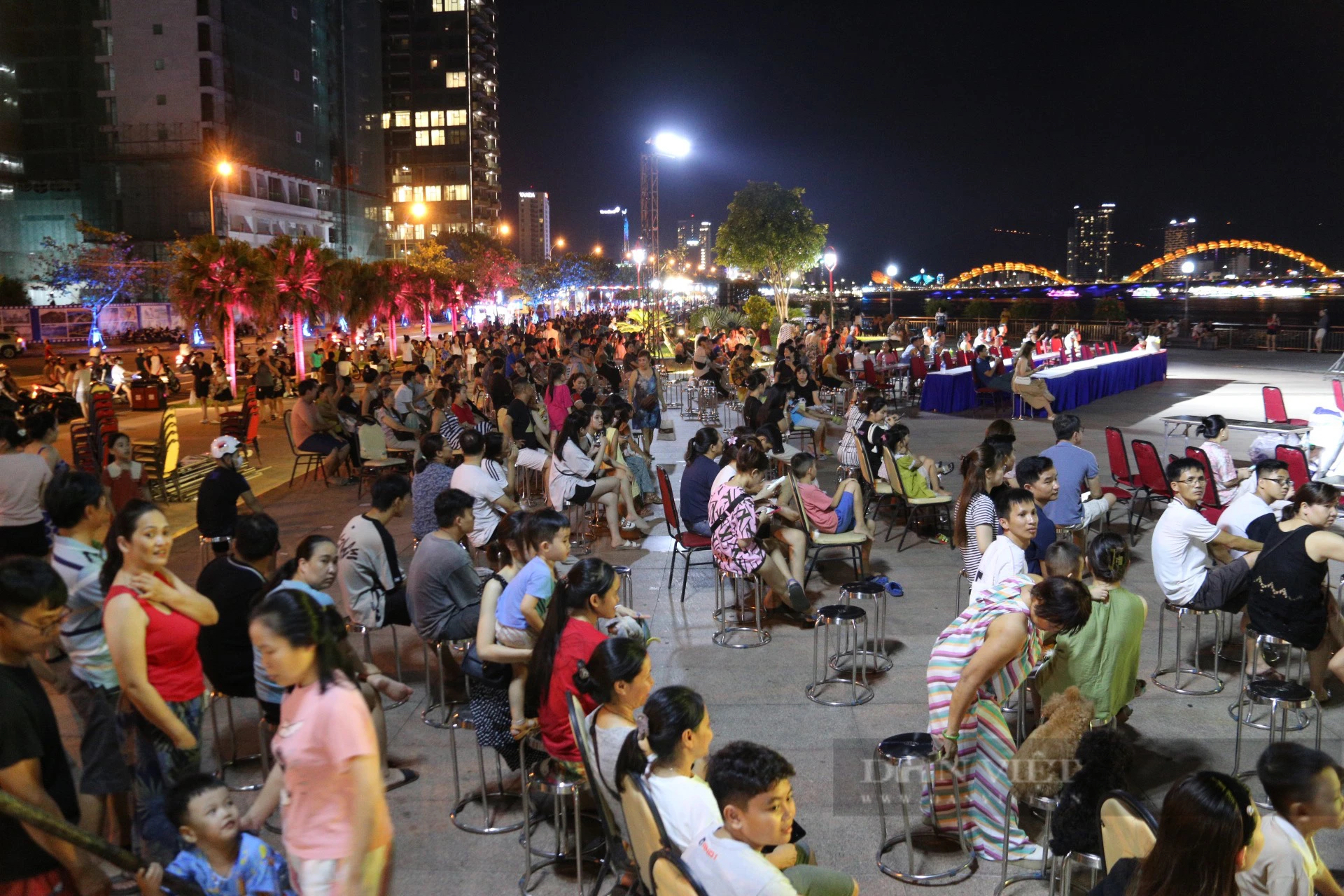 Người dân kéo nhau đến phố 