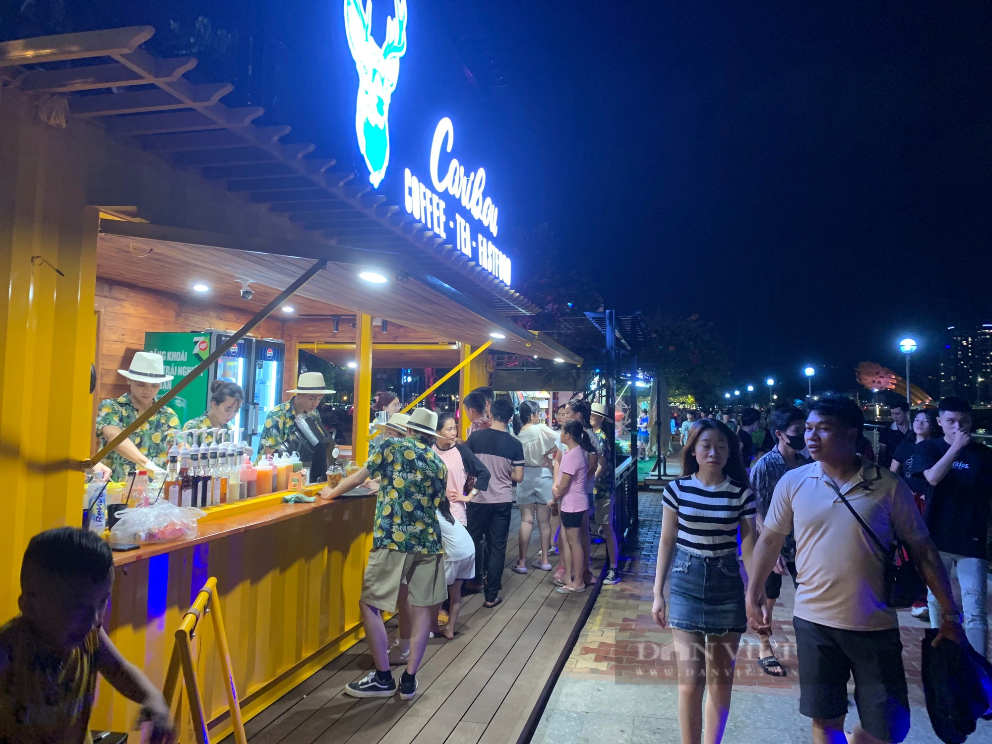 Người dân kéo nhau đến phố 