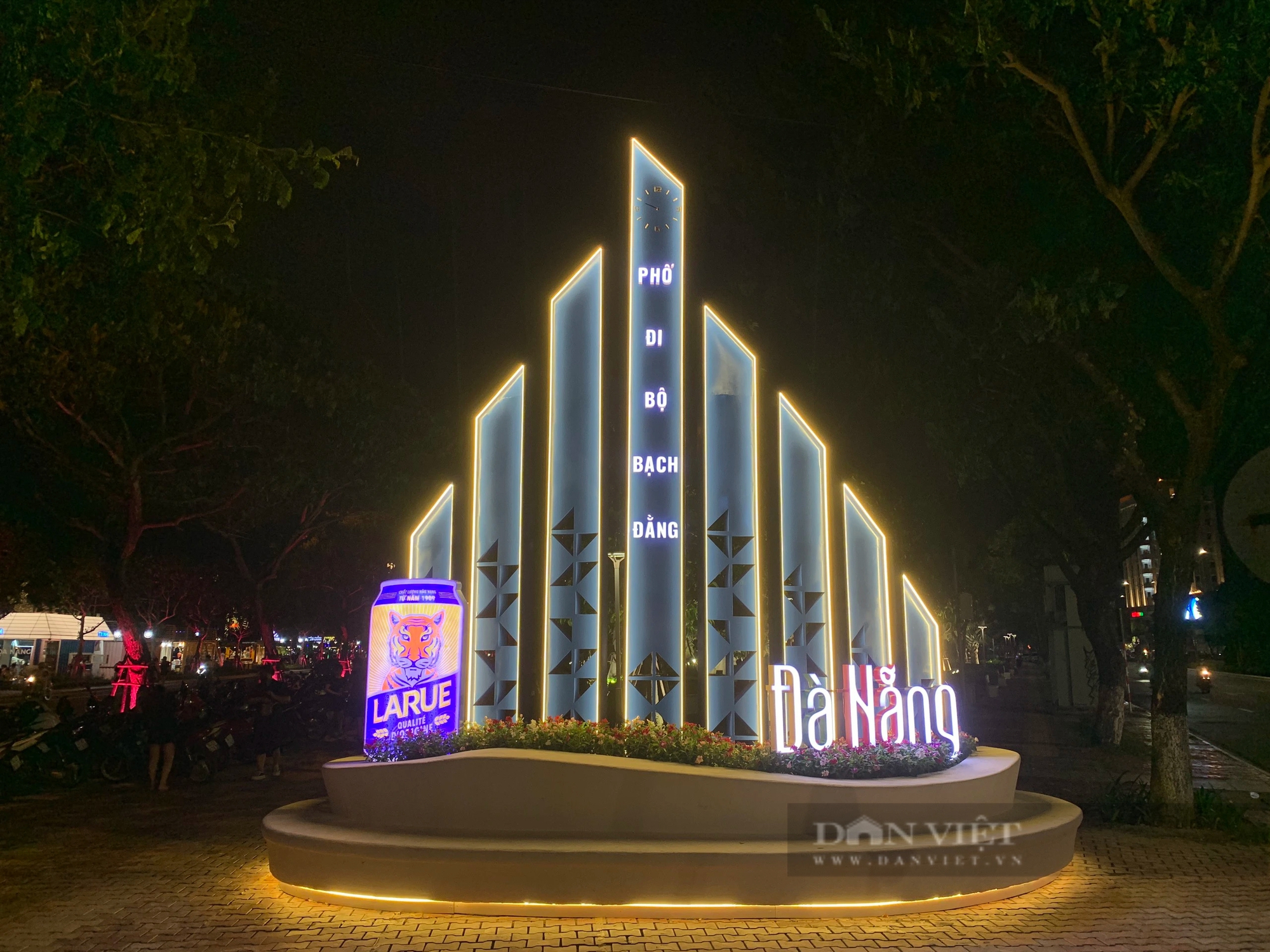 Người dân kéo nhau đến phố 