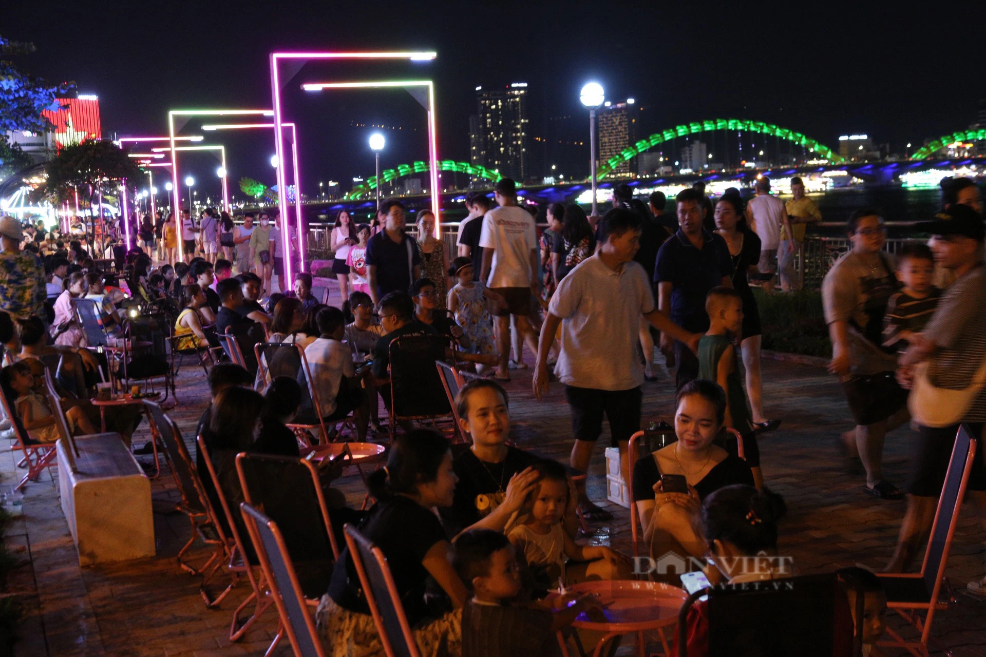 Người dân kéo nhau đến phố 