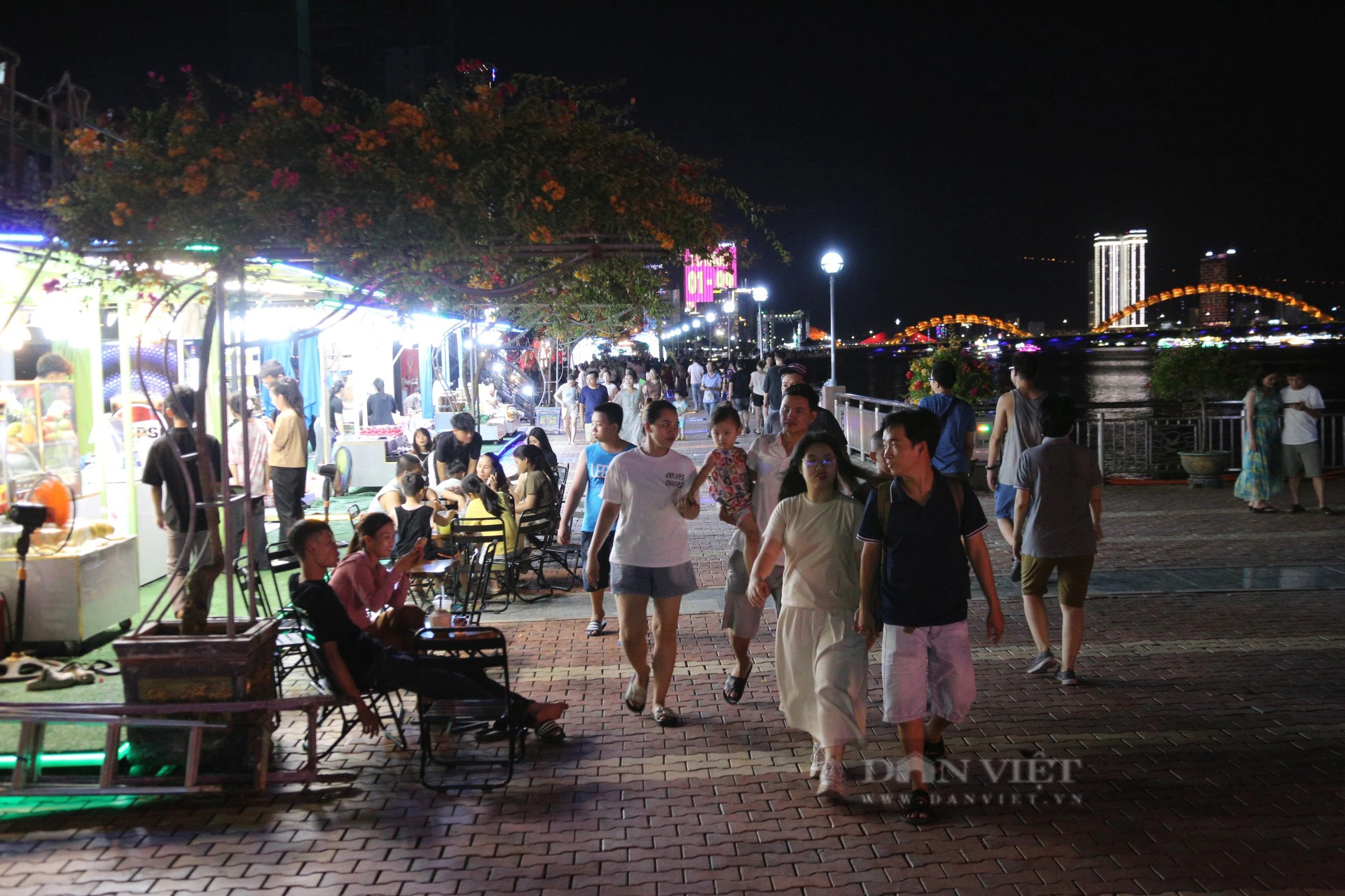Người dân kéo nhau đến phố 