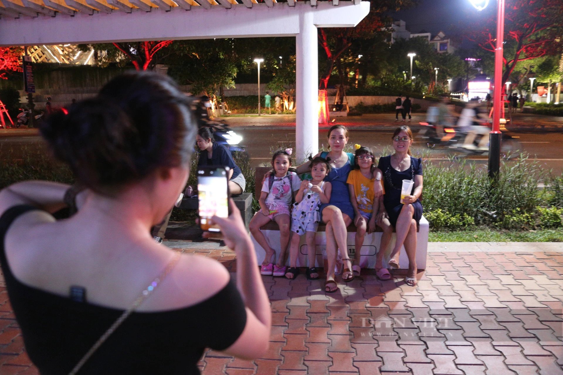 Người dân kéo nhau đến phố 