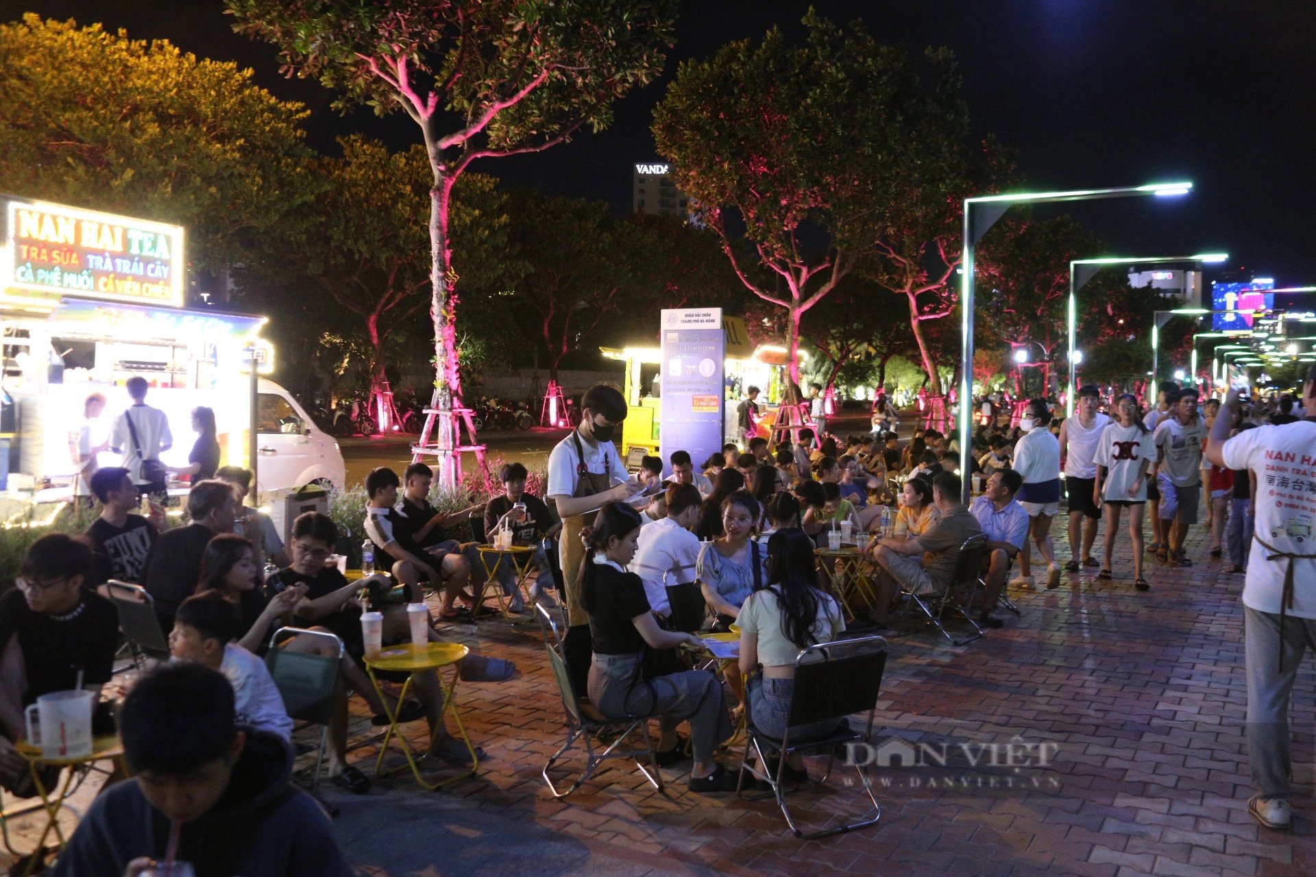 Người dân kéo nhau đến phố 