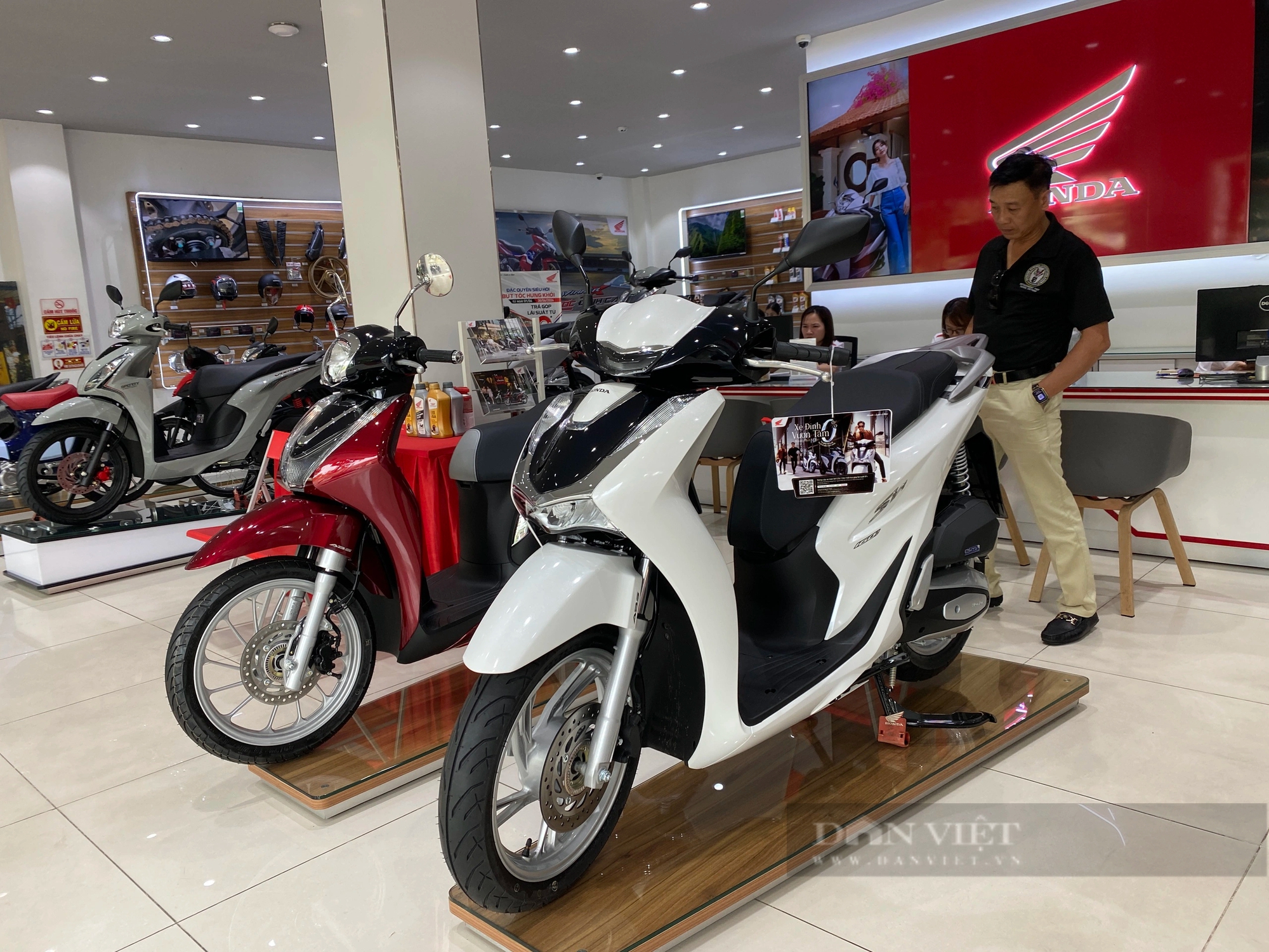 Honda SH, Vision vẫn bị "đội giá" tại đại lý dù vắng khách- Ảnh 1.