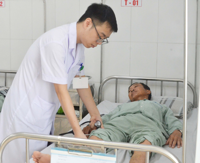 Mất nước, suy thận cấp khi lao động thời gian dài dưới trời nắng nóng- Ảnh 2.