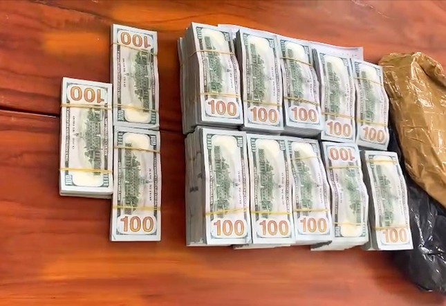 Bắt giữ đối tượng vận chuyển trái phép hơn nửa triệu USD qua biên giới- Ảnh 2.
