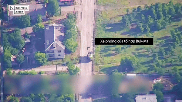 Cận cảnh Ukraine dùng UAV dao bấm Mỹ tập kích tổ hợp phòng không Buk-M1 Nga- Ảnh 1.
