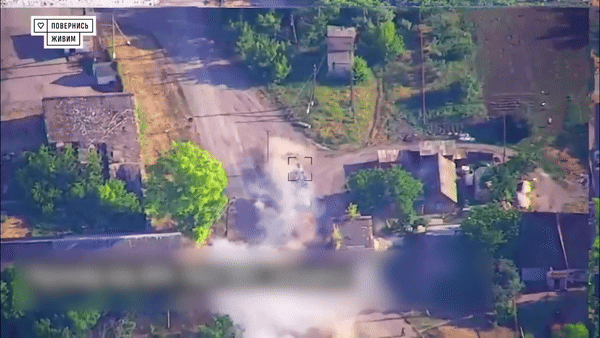 Cận cảnh Ukraine dùng UAV dao bấm Mỹ tập kích tổ hợp phòng không Buk-M1 Nga- Ảnh 4.