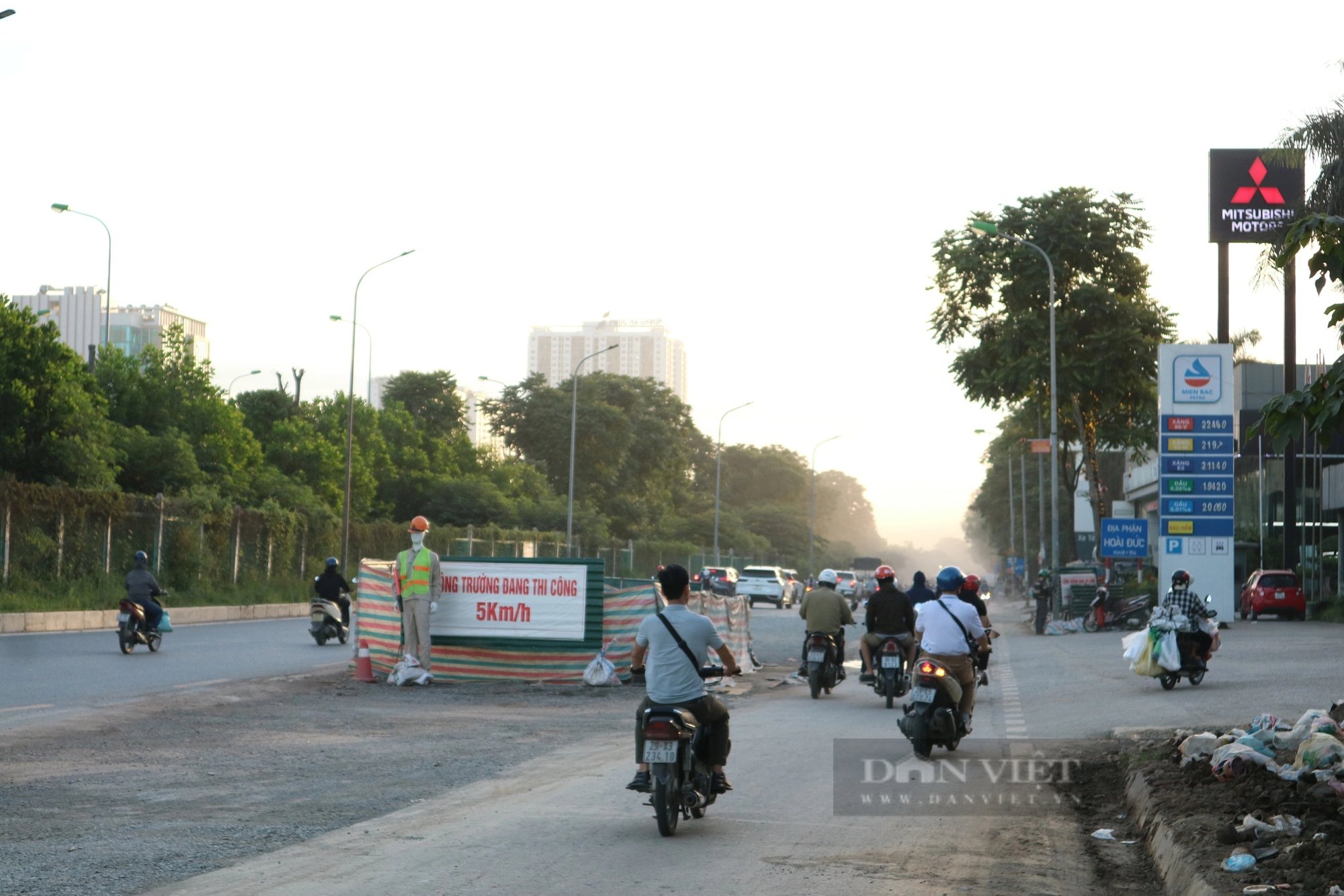 Đường gom đại lộ Thăng Long khi bụi mù mịt, lúc bùn đất lầy lội khiến người dân ngán ngẩm- Ảnh 1.