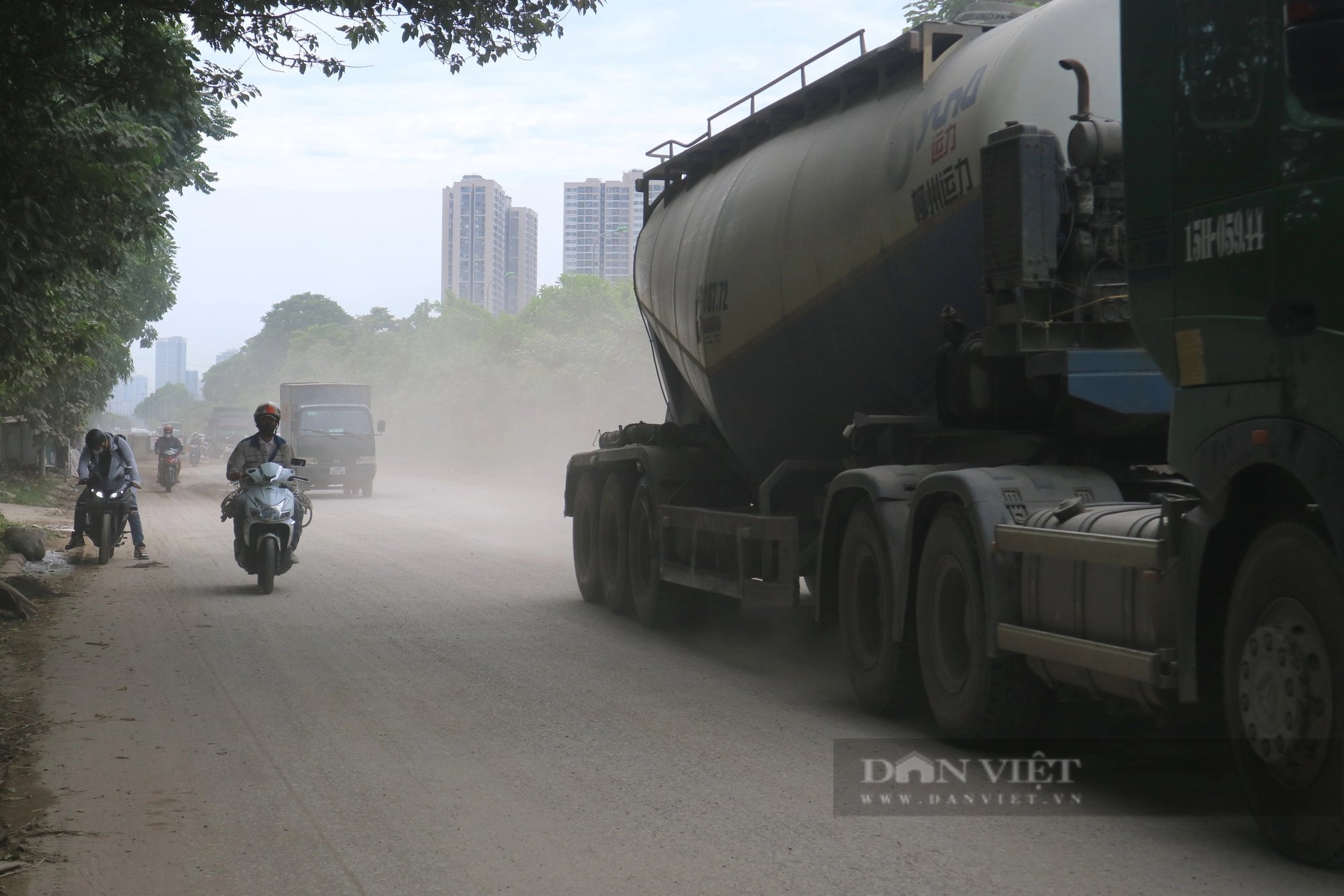 Đường gom đại lộ Thăng Long khi bụi mù mịt, lúc bùn đất lầy lội khiến người dân ngán ngẩm- Ảnh 2.